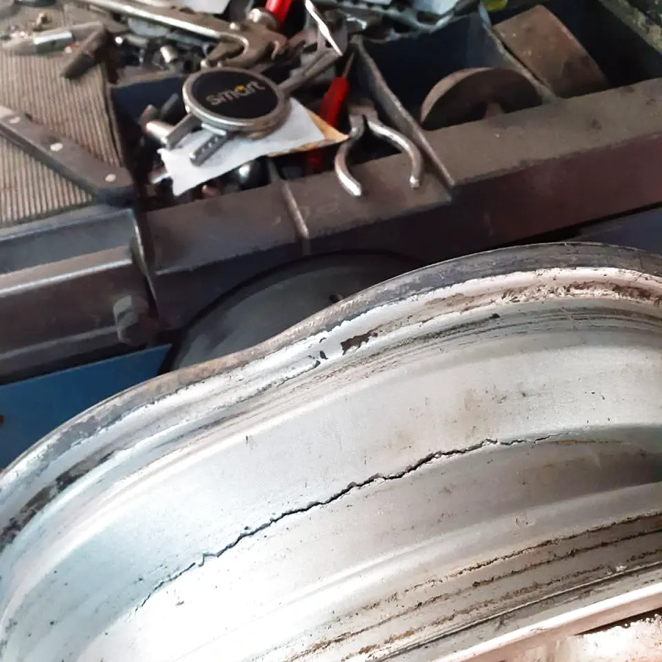 Pukotina na obodu aluminijske felge, označena kredom