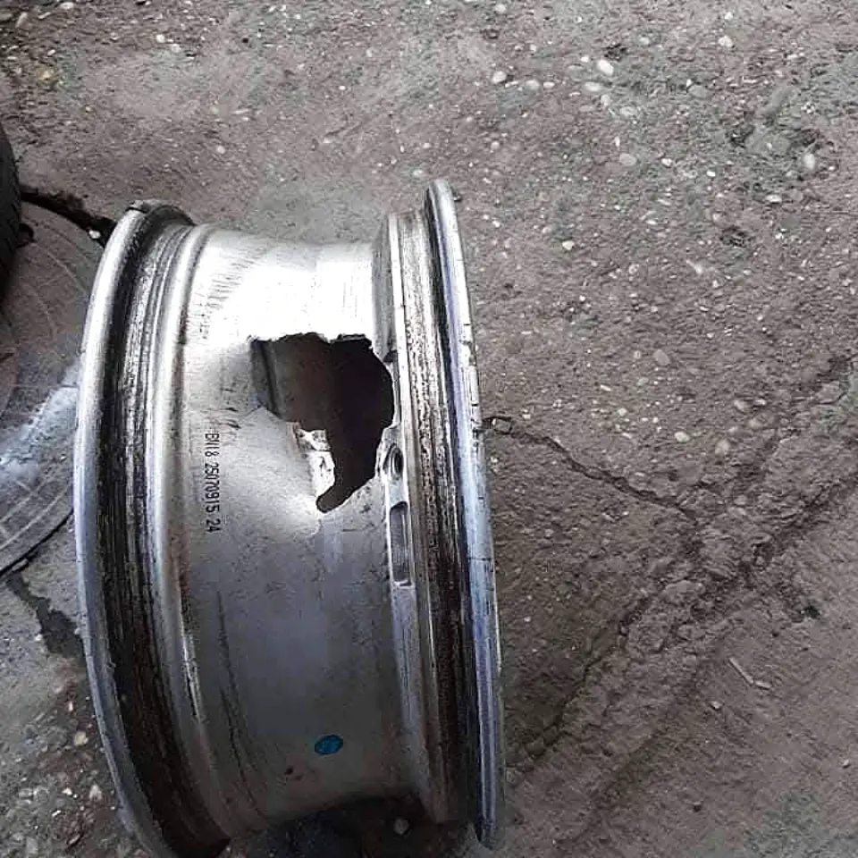Falc felge sa probijenom rupom i tragovima korozije