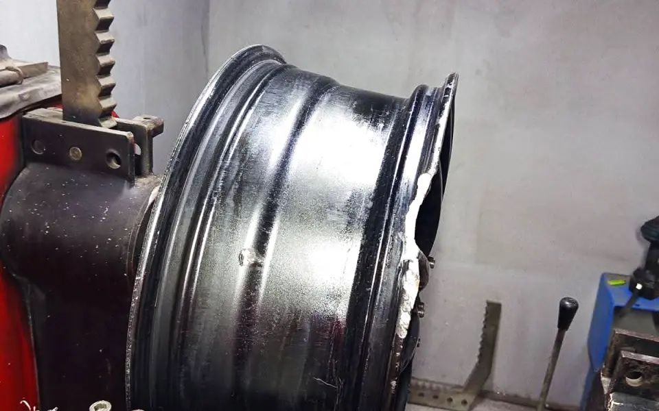 Šav se skida brušenjem i obradom na stroju, korak po korak, dok se linija ne poklopi sa okolnim materijalom. Nakon toga se površina priprema za lak ili poliranje.