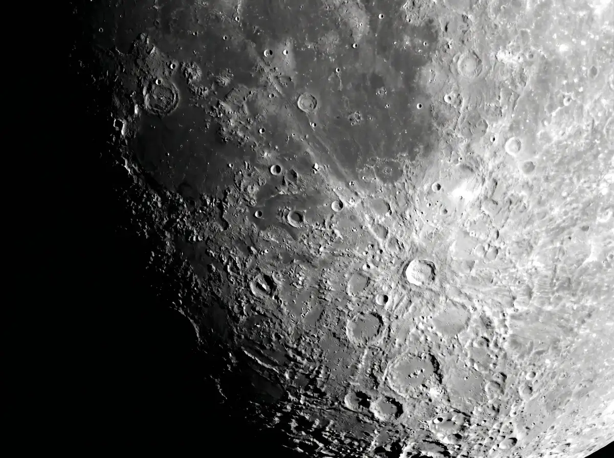 Mondterminator mit langen Schatten