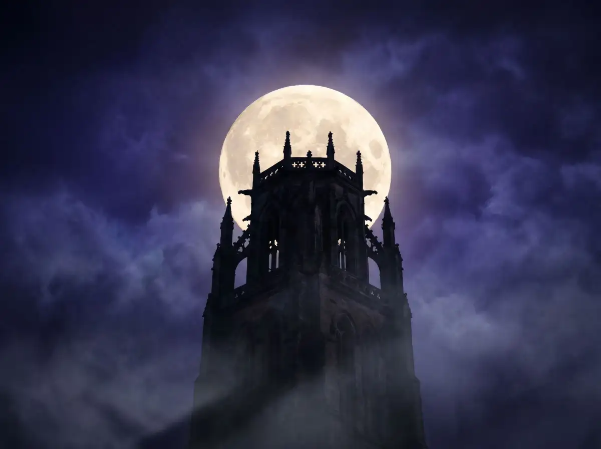 Vollmond hinter der Münchner Frauenkirche