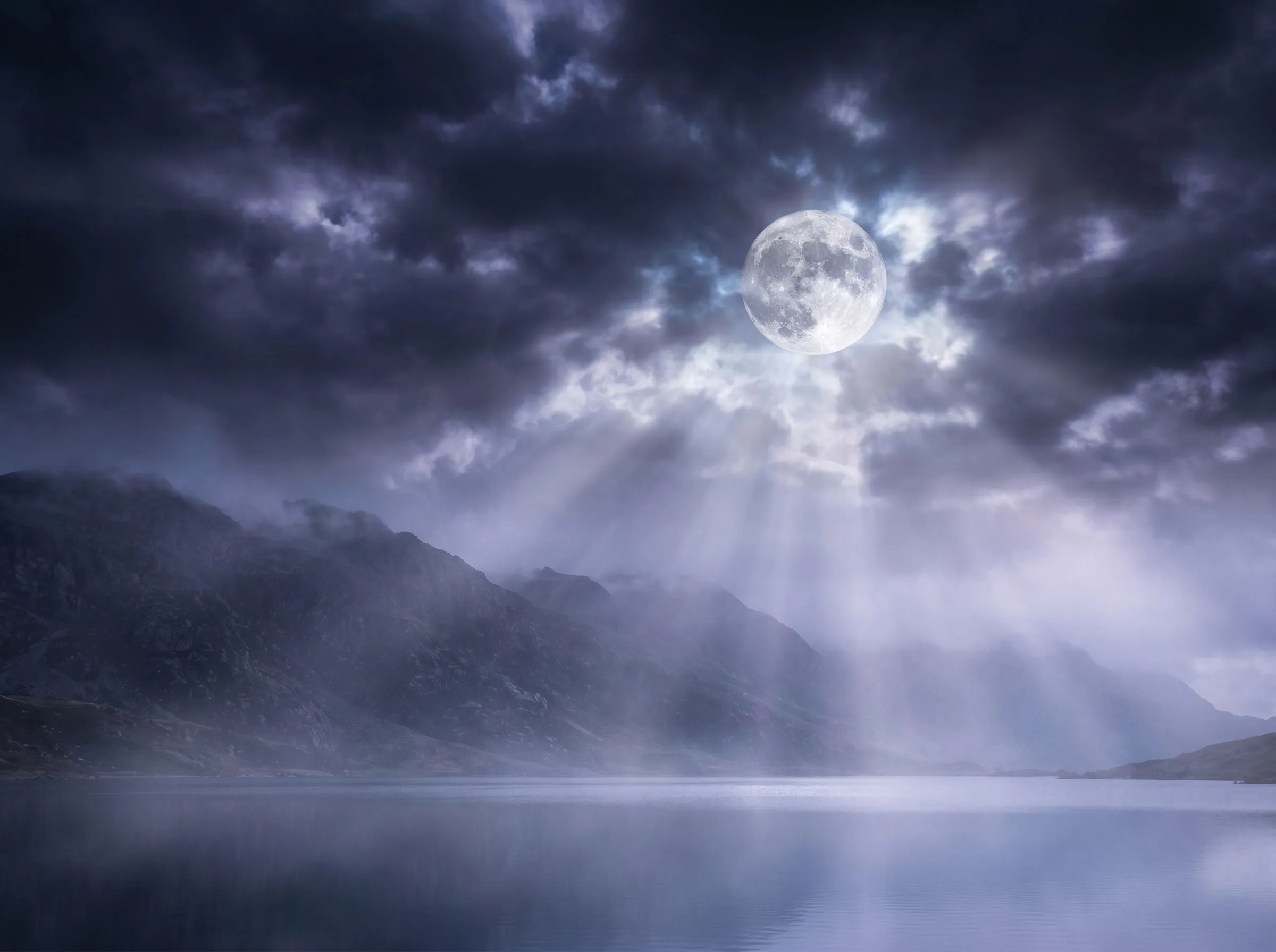 Vollmond bricht durch dramatische Wolkenformationen