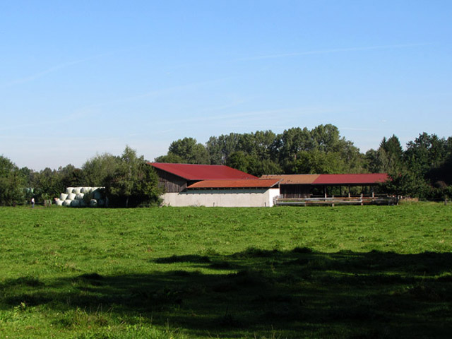 Luftiger Offenstall mit Stroheinstreu am Zillerhof im Winter